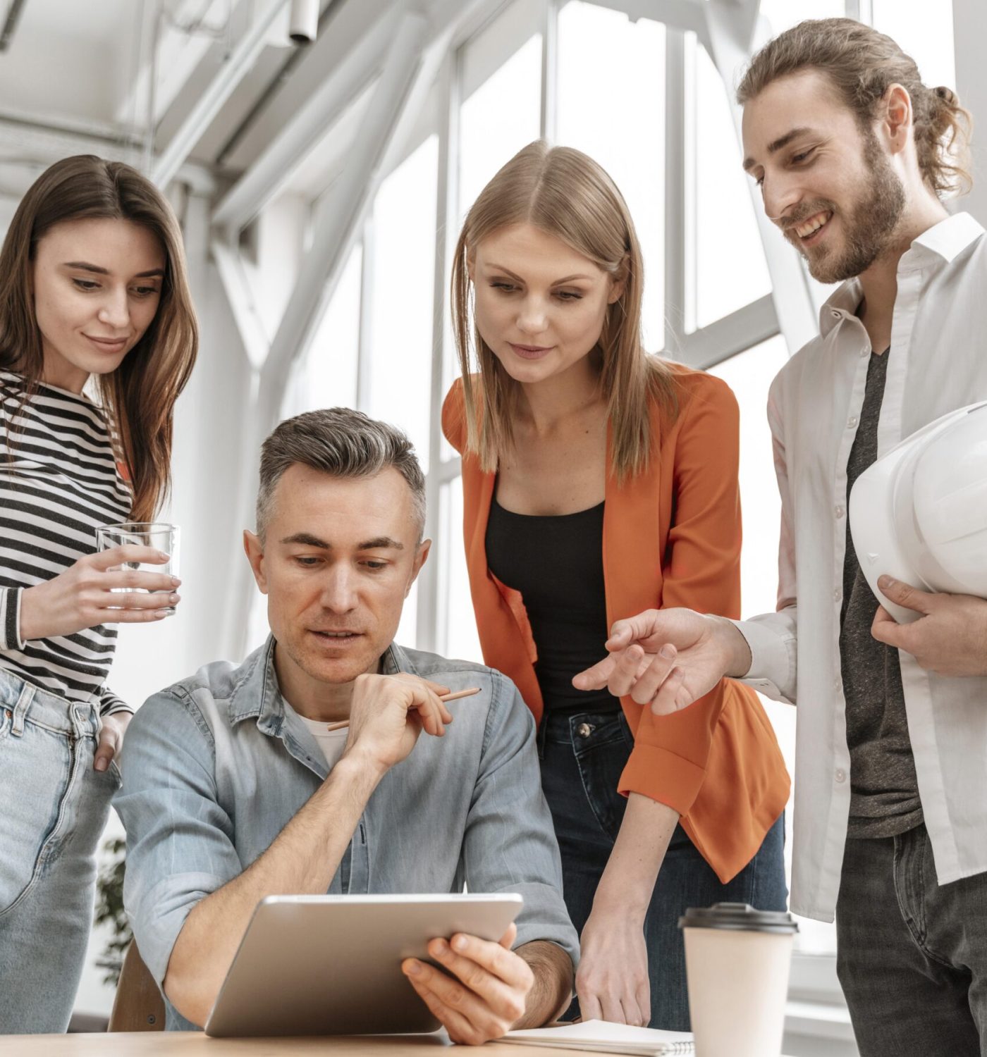 businesspeople-working-together (1)