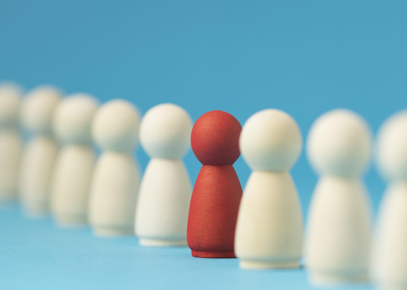 focused-red-pawn-surrounded-by-white-ones